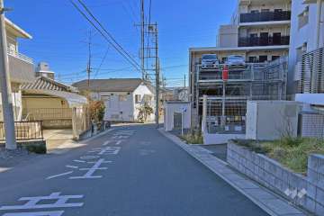 敷地の北東側前面道路（北西側から）