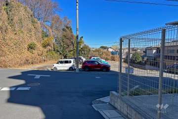敷地の北西側前面道路（南西側から）