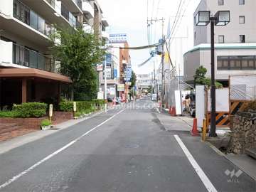 周辺は住宅の他、各種店舗も建ち並ぶ商業地です。