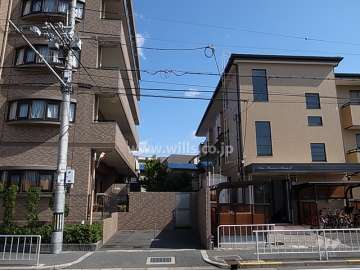 敷地南側、隣接する建物とはやや間隔があります。
