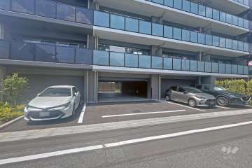 敷地内駐車場（屋外平面式）と、敷地内駐車場（屋内平面式）の出入り口