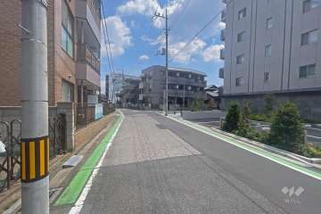敷地の北側前面道路（西側から）