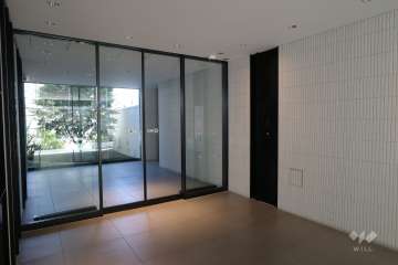 エントランスはオートロック付きです。