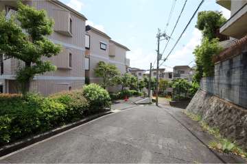 敷地北側の前面道路