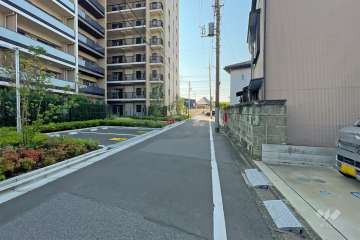 敷地の西側前面道路（北側から）