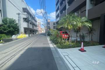 敷地の南側前面道路（東側から）