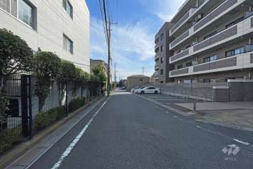 敷地の東側前面道路（北側から）