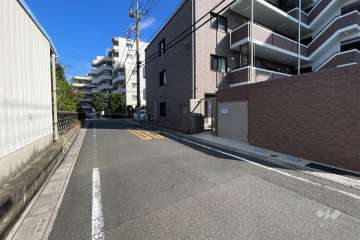 敷地の北側前面道路（西側から）