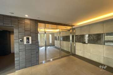 エントランスはオートロック付きです。