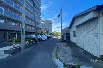 敷地西側の前面道路（北側から）