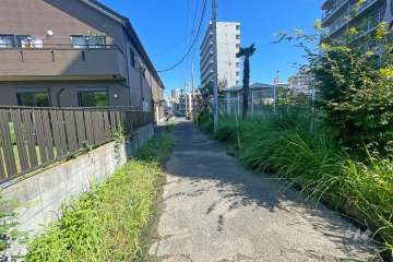 敷地西側の前面道路（南側から）