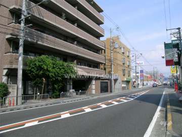 敷地の南側には国道176号線が走っています。