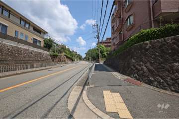 敷地北側の前面道路