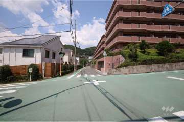 敷地西側の前面道路