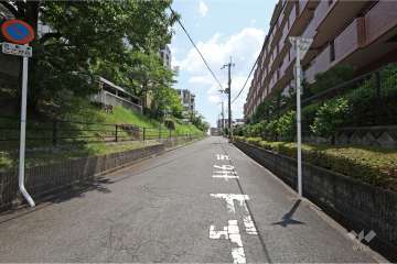 敷地西側の前面道路