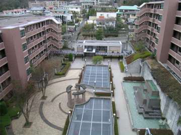 滝の流れる中庭