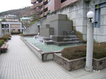 中庭の滝