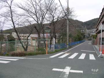 敷地に西側には『五月丘小学校』があります