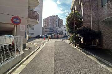 西側前面道路（北側から）