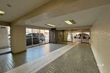 ガラス張りで開放的なエントランスホール