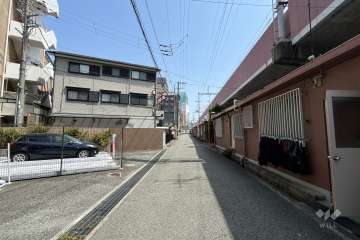 敷地南側の前面道路（北西側から）