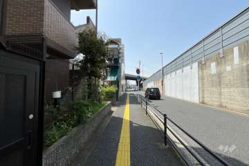 敷地北側の前面道路（東側から）