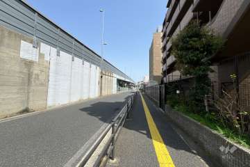 敷地北側の前面道路（西側から）