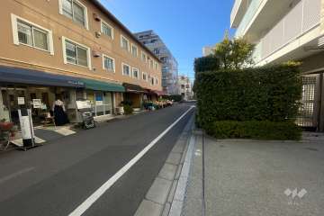 敷地北側の前面道路（東側から）