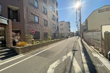 敷地の北西側の前面道路（北東側から）