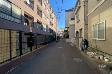 敷地南側の前面道路（西側から）
