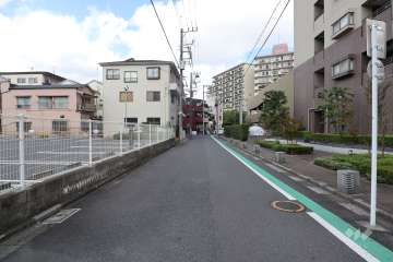 敷地北西側の前面道路（南西側から）