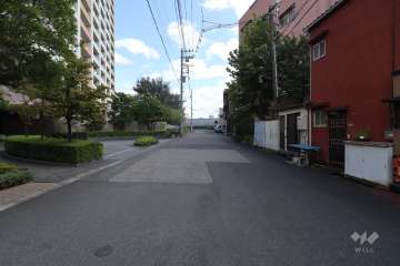 敷地北西側の前面道路（北東側から）