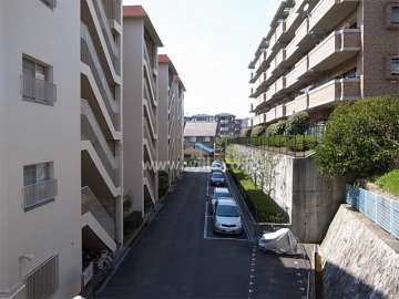 南側隣地は一段低く、マンションの駐車場部分です。