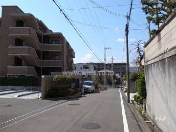 敷地北側の前面道路。周辺はマンションと一戸建てが混在する閑静な住宅地。