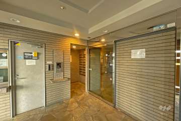 エントランスはオートロック付きです。