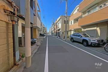 敷地の南側前面道路（西側から）