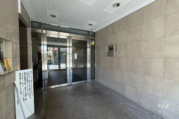 エントランスはオートロック付きです。