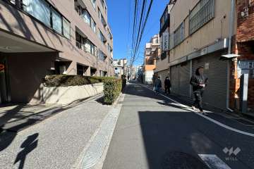 敷地の東側前面道路（南側から）