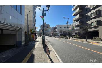 敷地東側の前面道路。二車線のバス通りです。