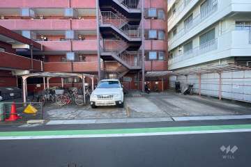 敷地内駐車場（屋外平面式）と駐輪場（屋根付き）