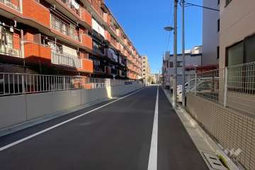 敷地の南側前面道路（西側から）
