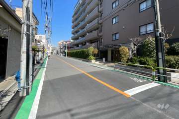 敷地西側の前面道路