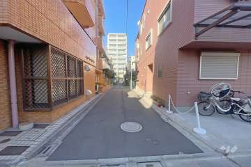 敷地東側の前面道路（南側から）