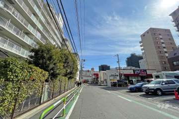 敷地南西側の前面道路（北西側から）