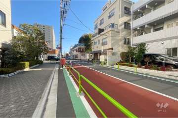 敷地北東側の前面道路（北西側から）