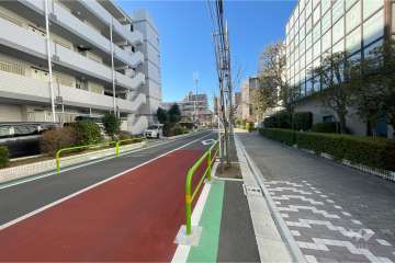 敷地北東側の前面道路（南東側から）