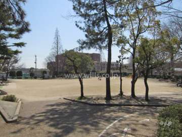 敷地東側には『石橋公園』があります。