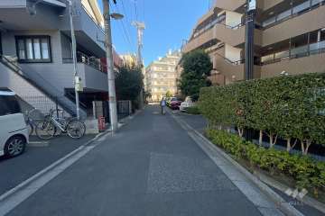 敷地の北東側前面道路