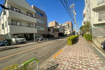 敷地西側の前面道路（南側から）