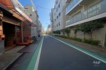 敷地東側の前面道路（北側から）